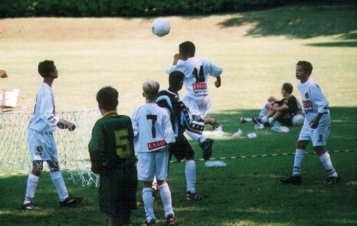 Een wedstrijd voetvolley tijdens het toernooi 